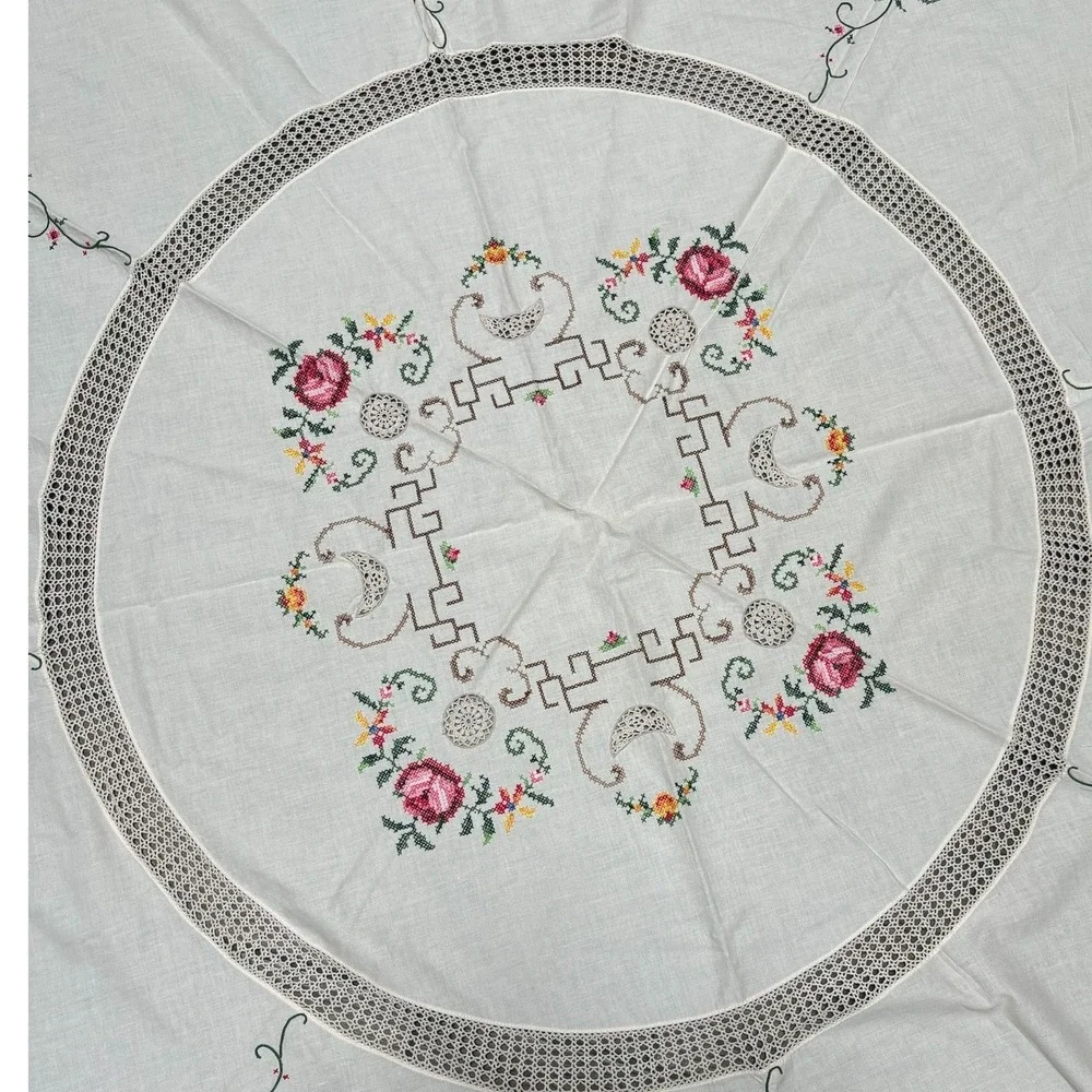 Vintage Round White Hand Embroidered Floral Crochet Lace Tablecloth 64in‎